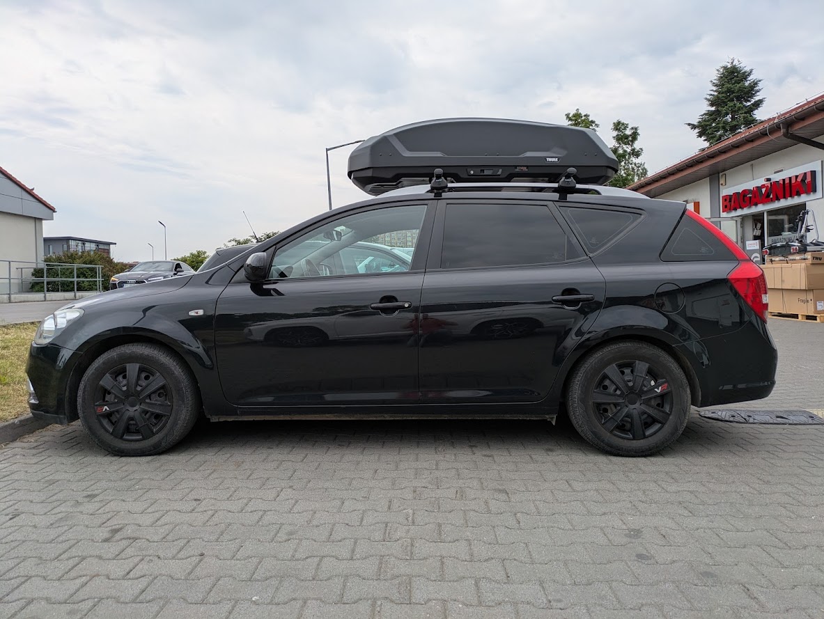 Box Thule Force 3 M zamontowany na czarnych belkach Hakr Aero w Kia Ceed SW